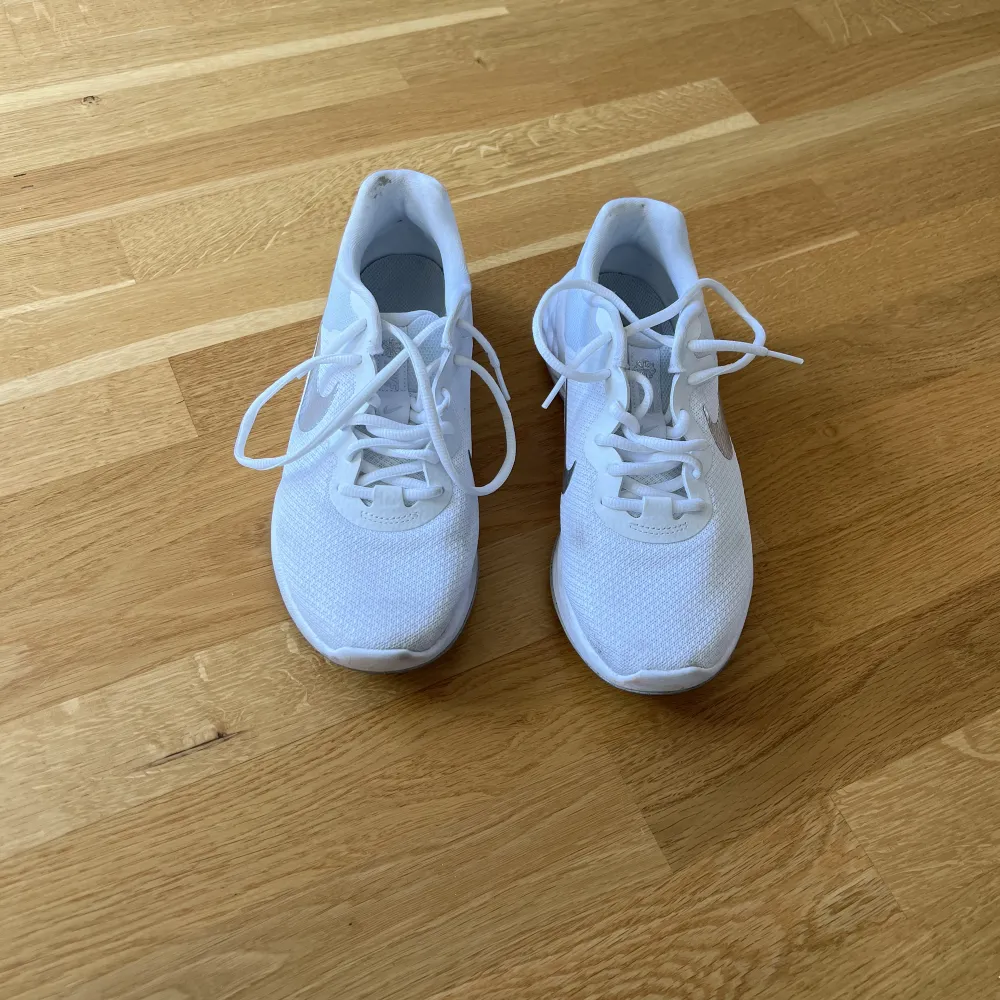 Vita Nike träningsskor, modell Nike Revolution 6. Använda fåtal gånger, bra skick och en skön sko. Ordinarie pris 899 kr. Säljer dom för 450 kr . Skor.