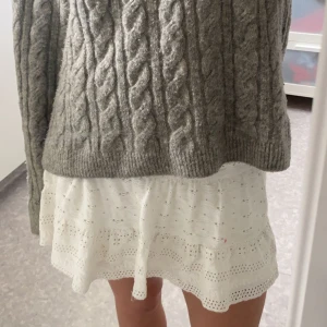 Broderad Volangkjol❣️ - superfin broderad kjol från Zara❣️ Storleken utnämns som för år 13-14 men passar för storlekarna XS och S, kontakta för frågor om mått och intresse❣️