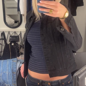 Jeansjacka - Svart jeansjacka som aldrig kommer till användning, som ny!