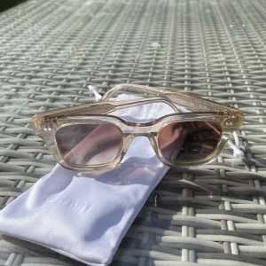 Chimi eyewear  - Säljer dessa assnygga chimisarna i färgen ecru💘💘 De är knappt använda så det finns inga repor eller defekter. Priset kan diskuteras💗