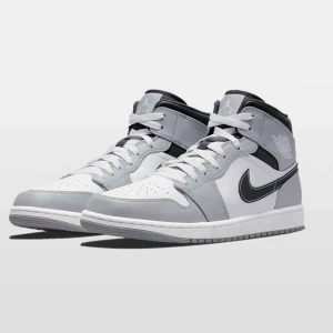 Skor - Jordan 1 ”Light Smoke gray” mid (2022)  Bra skick, nästan som nya, inga creas skador! Storlek: 37,5 (passar både 37-38 ) Nypris: ca 3.400 kr vårat pris 2.000-2.500 (inte under 2.000kr) Skriv för egna bilder eller frågor❤️🤝 
