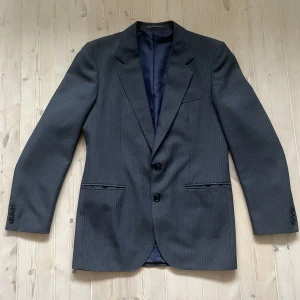 Randig marinblå kavaj - Oootrolig kavaj som tyvärr är lite stor för mig, tts L! Grymt skick för sin ålder samt skräddarsydd 🧵 