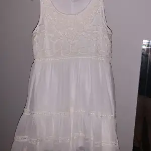 En söt kort vit kläning, aldrig använd