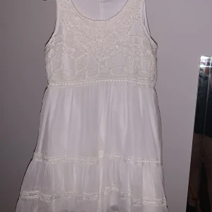Kort klänning  - En söt kort vit kläning, aldrig använd