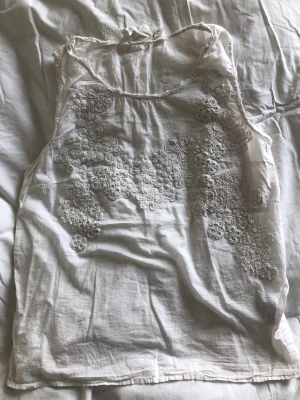 Topp  - Vit topp från hm logg. Lite genomskinligt tyg.