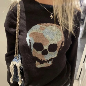 Stickad tröja  - Sååå cool stickad tröja. I storlek s men passar även m. 