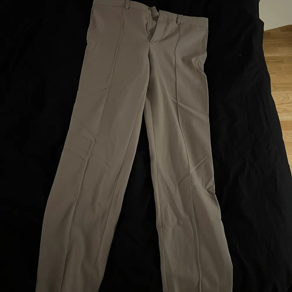 Beiga kostymbyxor från Axel arigato Strl L men något små i strl Fint skick Nypris runt 2500kr, pris 500kr. Jeans & Byxor.