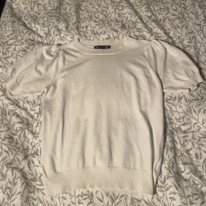 Stickad t-shirt - Vit stickad t-shirt