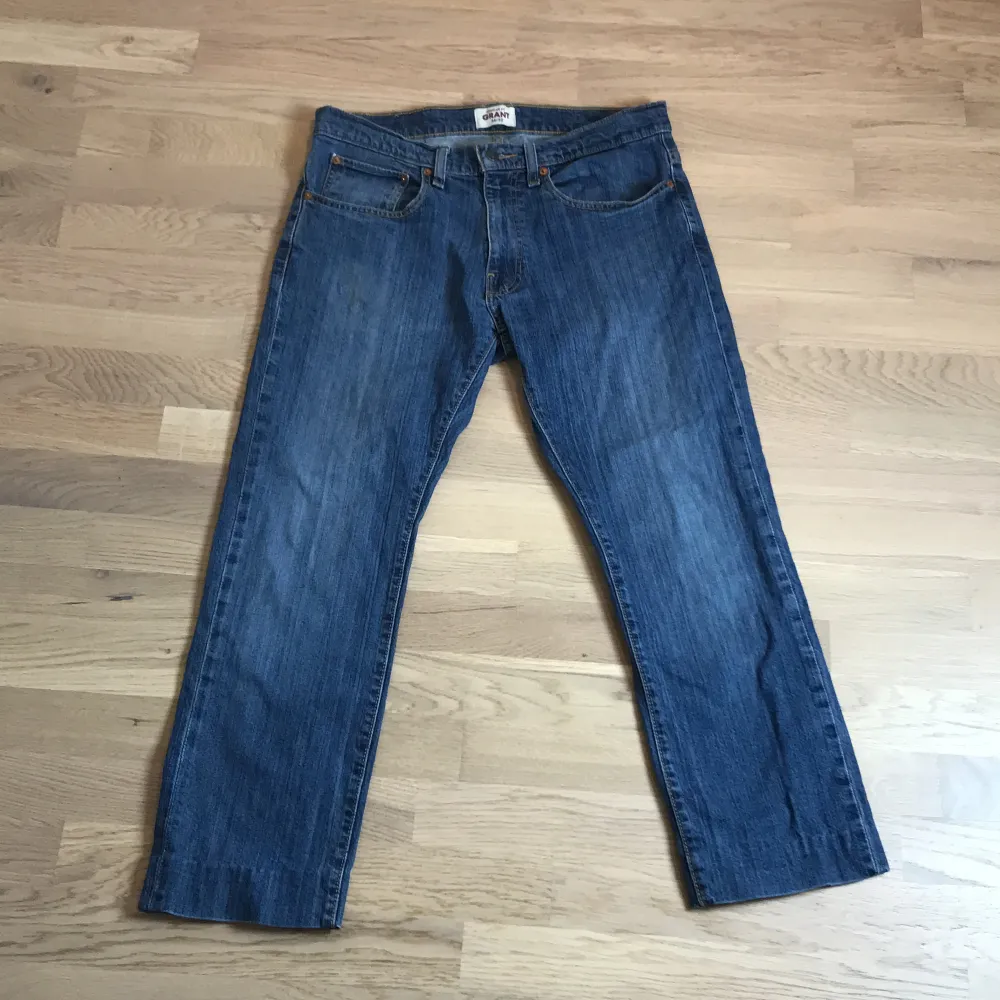 Blåa jeans storlek 34/32. 👖💙 Från märket GRANT. Regular fit.   finns en liten fläck på de också men går nog ta bort.. Jeans & Byxor.