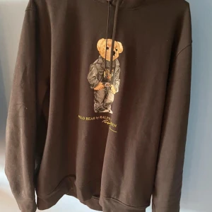 Polo bear Ralph lauren hoodie - En brun Polo bear Ralph lauren hoodie, Inga defekter alls men använd ett tag.