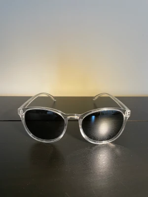 Solglasögon - Jag säljer mina Montini solglasögon från Ur&Penn. Dem har inga tecken på användning och hade nypriset 100kr 