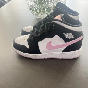 Skor ( Jordans ) - Jordans i rosa vitt och svart som jag köpt på Merch Sweden. Jag har använt de 3 gånger det ända som är synligt är att de är lite creasade men det är inget man tänker på💗 priset kan diskuteras.
