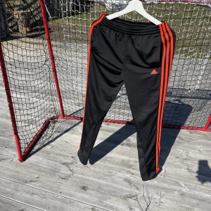 Adidas träningsbyxa - Träningsbyxa adidas Herr Storleke M