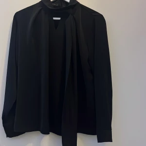 Svart blus  - Säljer en svart blus för 150 kr  Jag kan frakta om man står för frakten själv 