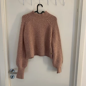 Stickad tröja  - En rosa stickad tröja från Pernilla Wahlgrens kollektion hos Gekås Ullared. Super fin över en vit långklänning till sommaren! 💗