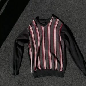 tröja / kofta  - svart och rödrandig Arnold Palmer sweater. Knappt använd och i fint skick! 