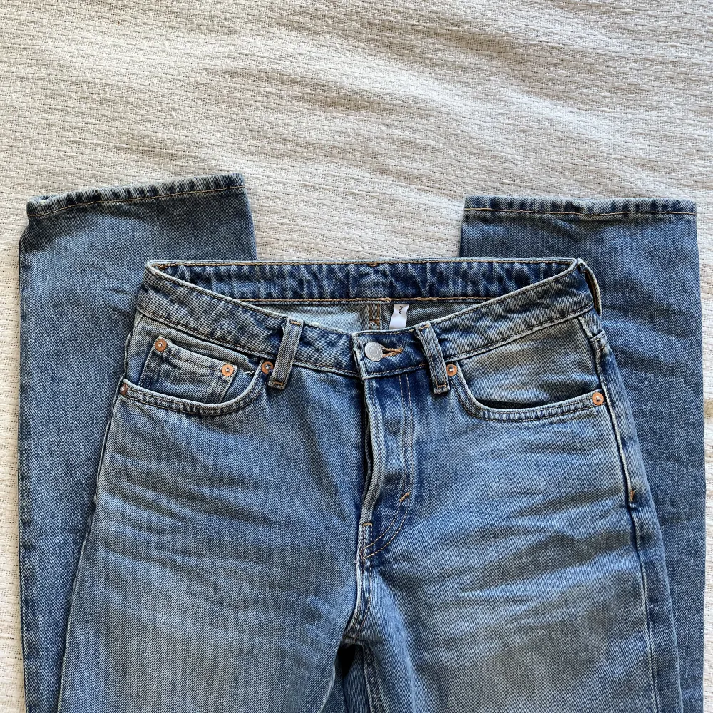 Lågmidjade jeans från weekday! 💗Knappt använda och har tyvärr växt ur dom. Nypris 590kr . Jeans & Byxor.