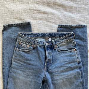 Lågmidjade jeans från weekday! 💗Knappt använda och har tyvärr växt ur dom. Nypris 590kr 