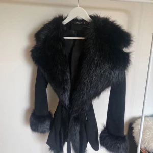 Dennis Maglic - Päls jacka (fuskpäls) köpt för några år sedan. Ser ut som ny väldigt fin jacka med passform som framhäver kurvorna. Säljer pga för liten storlek. Original pris 1899kr Ny pris 613kr.