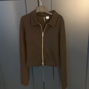 H&M tröja - svart H&M Divided tröja med krage och en dragkedja som är justerbar! Skönt material och passar fint till vad som! (fler bilder finns) 