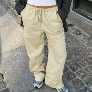 Beiga byxor - Helt nya oanvända byxor. Avslappnade beiga byxor. Går att ha både lågmidjade och högmidjade