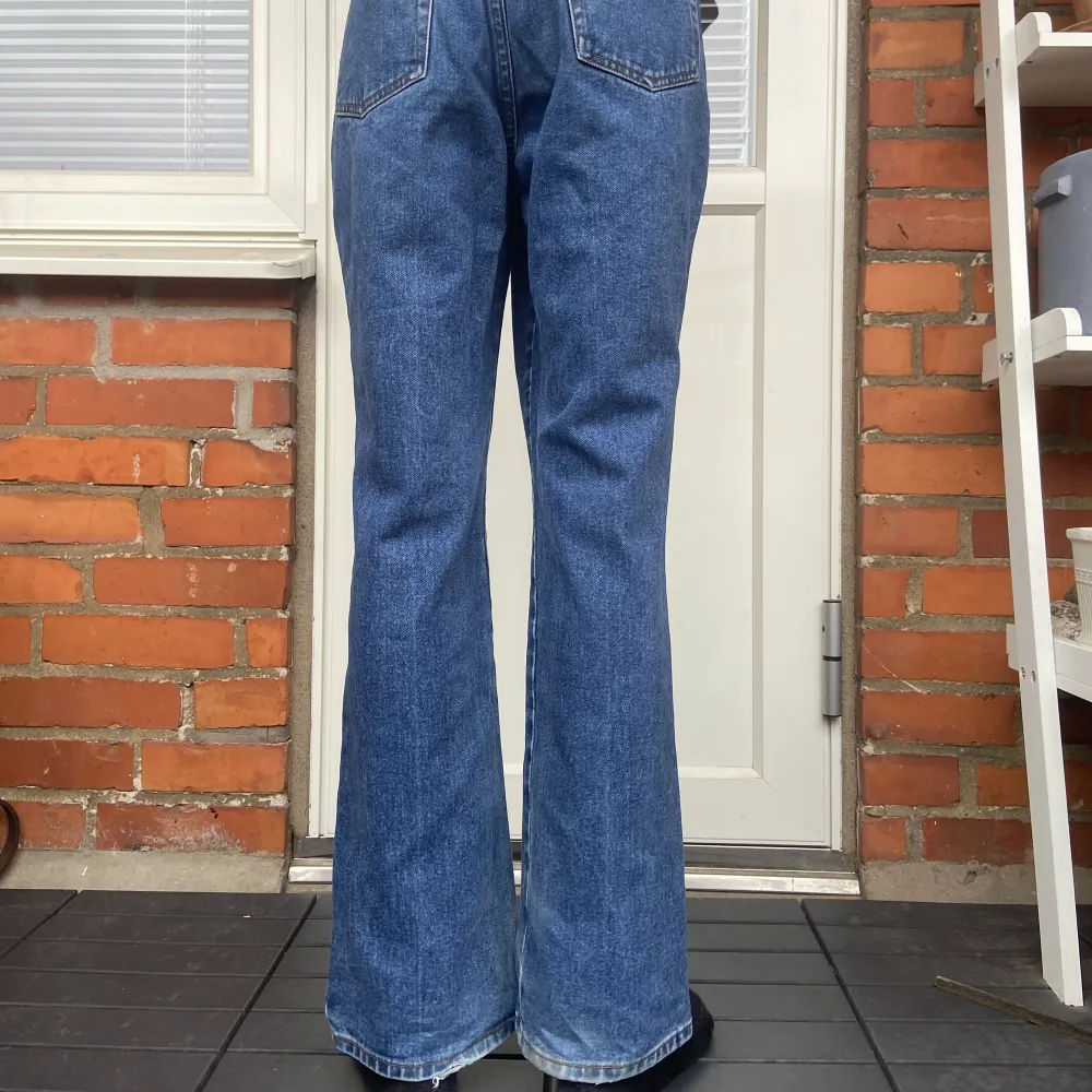 Feta baggy jeans i perfekt skick! Detaljer på byxorna, som man ser på bilden. Modellen är 182cm. Möts i Malmö och tar Swish. Står ej för frakt eller postens slarv!. Jeans & Byxor.