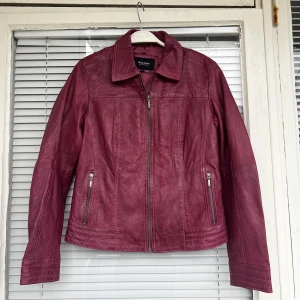 Rosa läderjacka  - Smutsrosa vintage läderjacka (äkta lammskinn) säljes. Strl: 38, fint skick. 