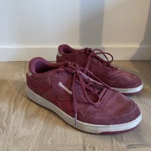 Reebok sneakers i mocka - Fint skick men något dammiga! 