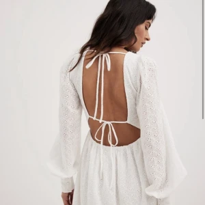 Open back mini dress - INTRESSEKOLL!!  Jättefin klänning från NA-KD. Aldrig använd utan endast testad. Storlek 36 Slutsåld på hemsidan
