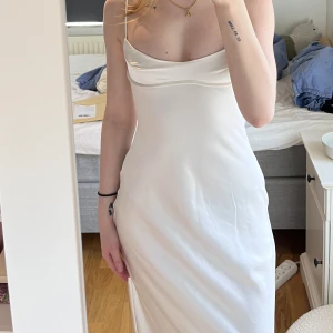 Långklänning  - Säljer denna superfina klänning från Zara som var jättepopulär förra sommaren. Den har en slits backtill samt lite detaljer i ryggen. Säljer då jag tyvärr inte tyckte den satt bra på mig.
