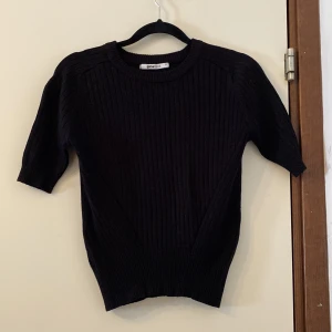 stickad kortärmad tröja i storlek xs - svart stickad kortärmad tröja 