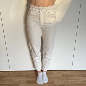 Vita ankel jeans  - Vita ankel jenas med resår. Väldigt bra skick! Modellen bär vanligtvis storlek 36 och är 168cm lång
