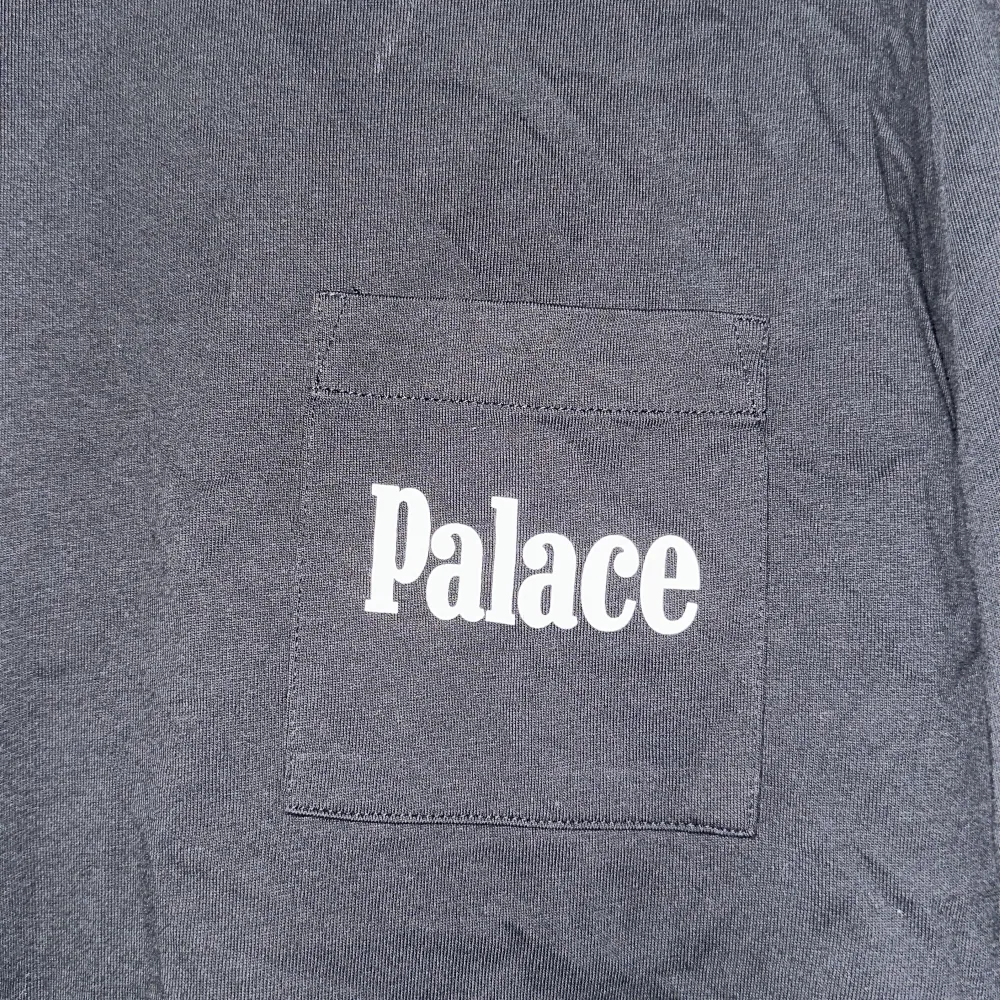 Märke: PALACE Modells Saves t-shirt Storlek: M fits like S Cond: 9/10  Använd 1 gång, kvitto finns, köpt från deras egna sida vid drop. T-shirts.