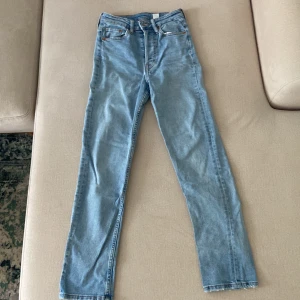 Slim fit jeans ljusblå - Storlek 25 i midjan CN160/64a vilket ungefär motsvarar XS