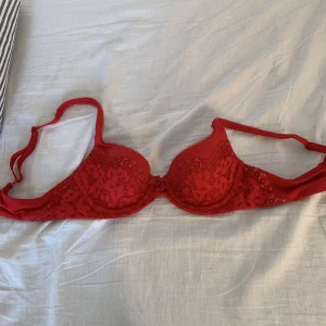 Victoria secret bh - Säljer denna victors secret bh. Använd 2 gånger självklart tvättad, storlek A70.skriv vid frågor och funderingar var inte rädd att fråga❤️
