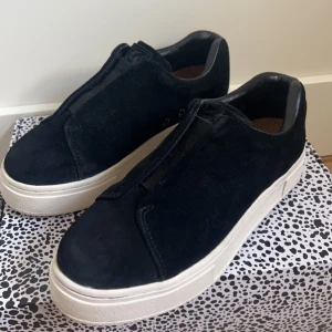 Svarta eytys  - Säljer dessa svarta eytys i storlek 37 i nyskick, ändast använd några gånger. Nypris: 1999kr