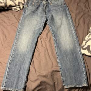 Nästan helt nya Levis jeans. Modell 502. Storlek 34/30 men sitter som 32/30, om man vill ha de lite lösare. Nypris 1200kr Hör av dig vid intresse eller fler frågor😊