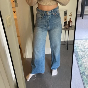 Skitsnygga wideleg jeans i nyskick - Säljs endast pga för stora i midjan, supersnygga och perfekt tvätt, i nyskick 😍perfekt till vår och sommar.  För referens är jag 160cm lång och byxornas längd är bra på mig.