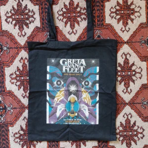 Greta van fleet tygkasse  - Högst originell och unik tygkasse då jag gjort trycket själv (via beställning).  Motivet är en pomotionaffisch (om jag minns rätt) till bandet Greta van Fleet. Säljer denna enbart för att jag redan äger för många tygkassar.