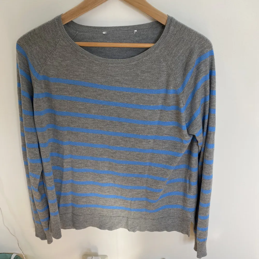 Säljer denna randiga tröja från zara💙 Av någon anledning är lappen borttagen men skulle säga att storleken är S🫶. Stickat.