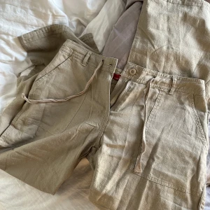 Lågmidjade biega linnebyxor - Linnebyxor lågmidjade, super fina men har flera olika, storlek M passar mig med S dock. Helt nya 💕