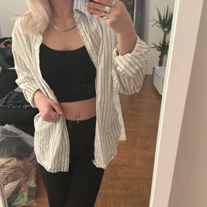 Skjorta - Randig skjorta i storlek L. 💞