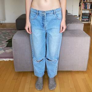 Heavy jean materieal, excellent condition, no stains or holes, size US 8 (fits like a eu 40).