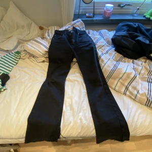 Jeans - Ett par svarta jeans med slits, midjan skulle jag säga är medel/hög❣️