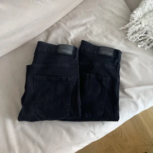 Molly Jeans Gina Tricot 2-pack - Säljer två st ”Molly” högmidjade jeans från Gina Tricot. Båda är använda ett par fåtal ggr och tvättade en gång så fint skick. För stora på mig därav säljer jag vidare. Paketpris så båda två ingår i priset 💜
