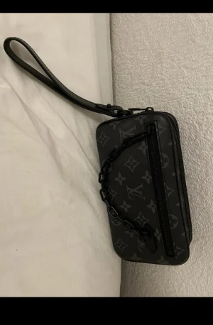 Louis vuitton  - En snygg louis vuitton väska som är som splitter ny! Skick 10/10 . Kvitto/kartong medföljer .