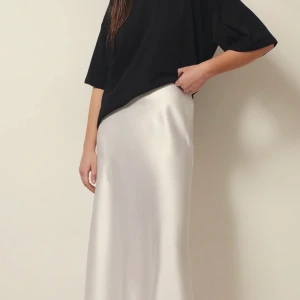 Satinkjol - Säljer min långa satinkjol från bikbok som är i bra skikt, den har även en slits vis sidan