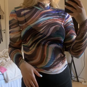 Meshtopp - Supersnygg topp i mesh med såå coola mönster. Har endast använt den 1 gång och den förtjänar att användas mycket mer!!