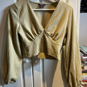 söt topp - topp som är typ 70talsinspirerad, använd 1 gång, storlek xxs men passar mig som har xs/s 