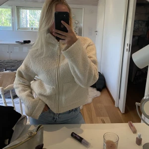 Teddytröja/jacka - Fin jacka/tröja i Teddymaterial, perfekt nu till våren. Bra skick. Köparen står för frakten🤍